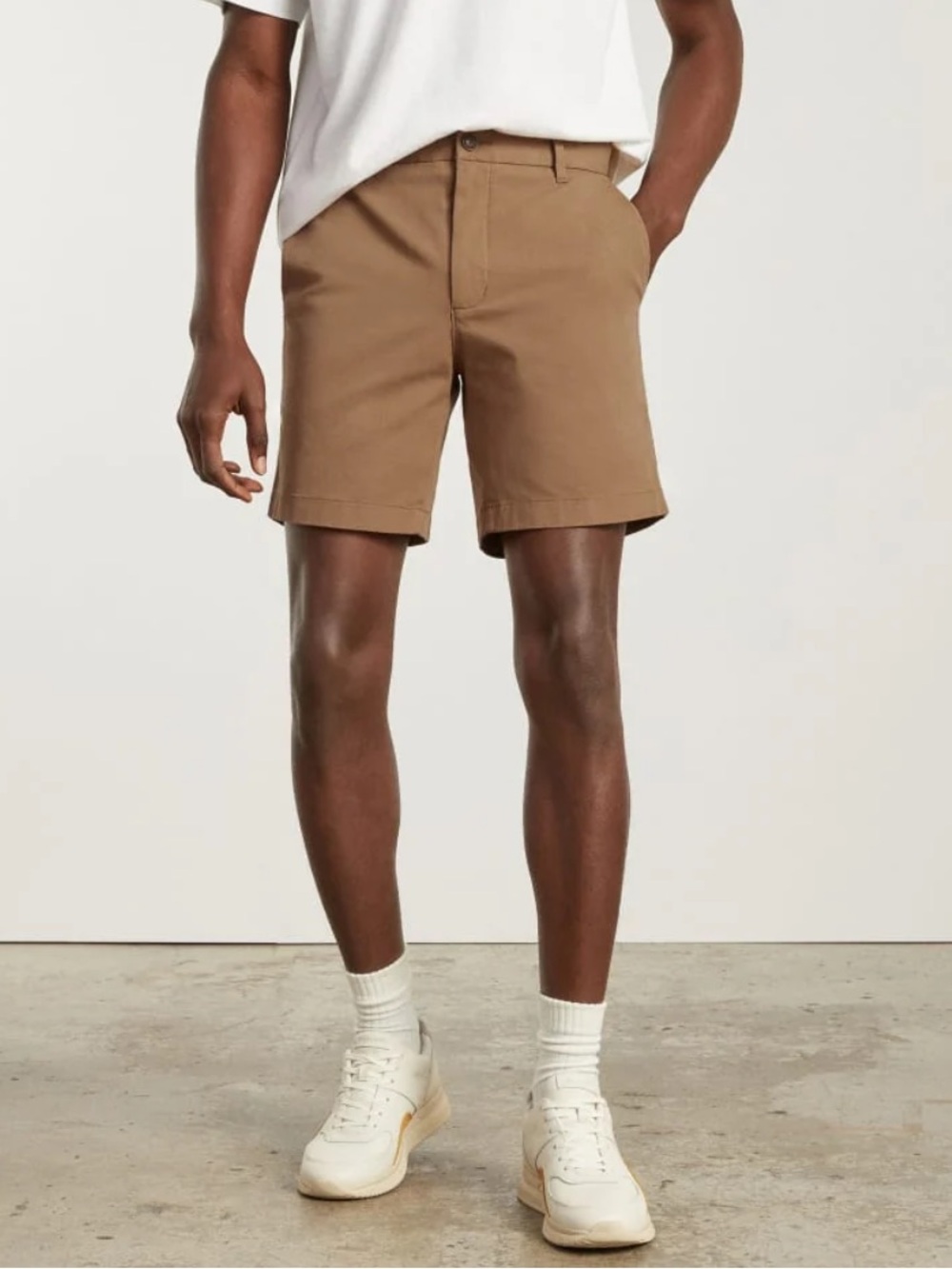 EVERLANE The 7” Slim Performance Flat-Front Chino Shorts in Toasted Coconut 30